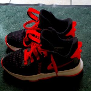 LeBron Witness 5 Little Kids' Shoe 2.5Y